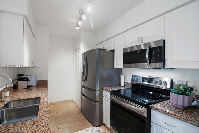 Building Photo - 1155 Brickell Bay Dr