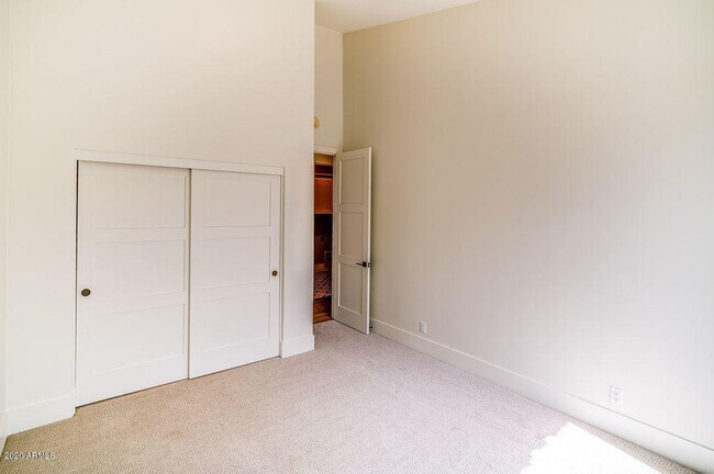 Building Photo - 301 E Jomax Rd