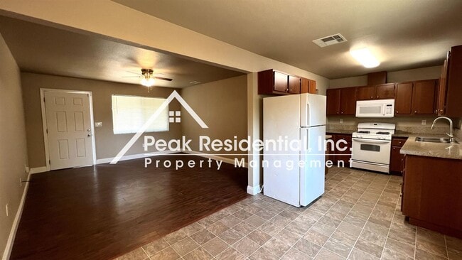 Building Photo - 3 br, 1 bath House - 6525 Hazel Ave