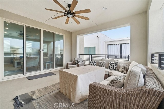 Building Photo - 155 Spectacle