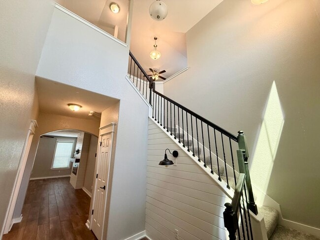Building Photo - 5 Bedroom Home