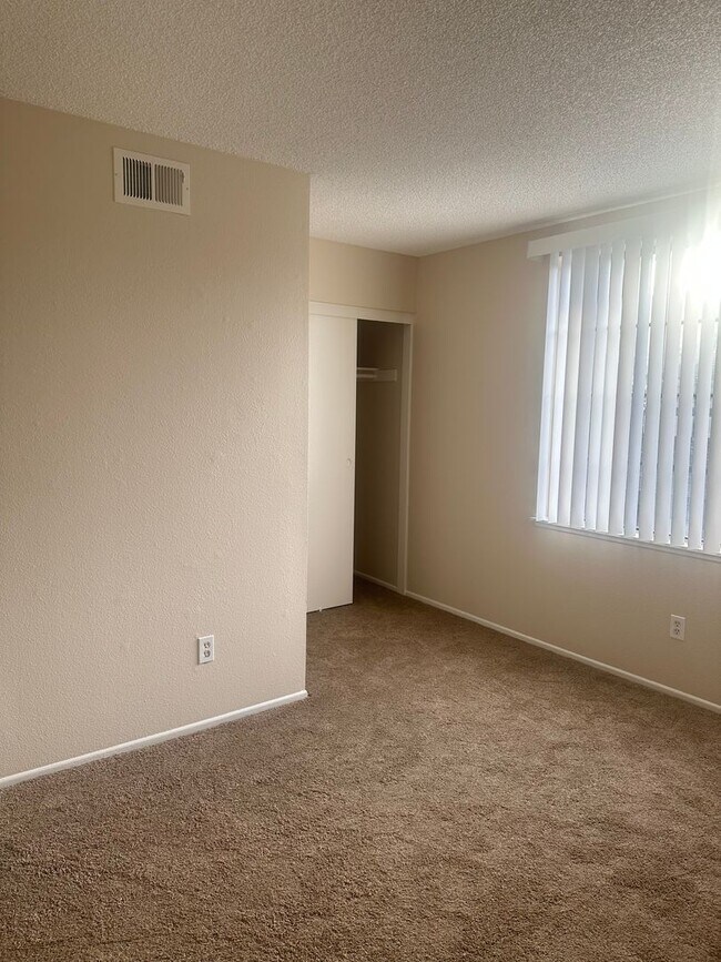 Building Photo - Charming 3-Bed/2.5-Bath Townhome with 2-Car Garage in Garden Grove