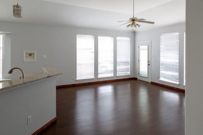 Building Photo - 1524 Jessica Ln