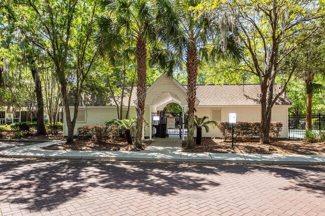 Building Photo - 7988 Shadow Oak Dr