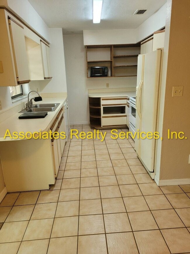 Building Photo - MOVE IN SPEACIAL! Cute Home In Deer Run, 3...