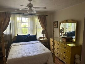 Room 1 - 1926 Kearny St NE