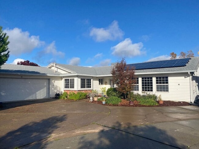 Primary Photo - Beautiful Home w/ Pool - Country Oaks Subdivision