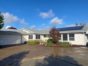 Building Photo - Nice Home w/ Pool!