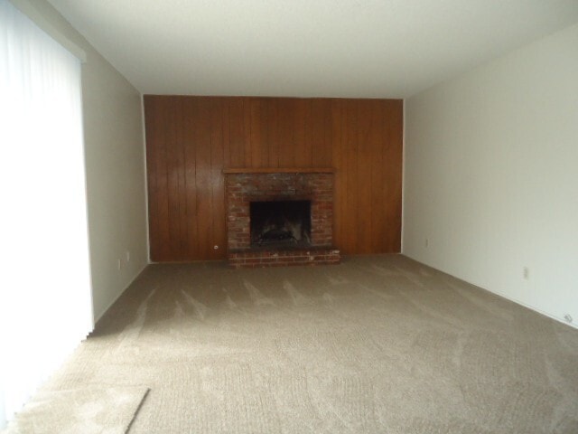 Building Photo - Clean 3 Bedroom 2 Bath Home