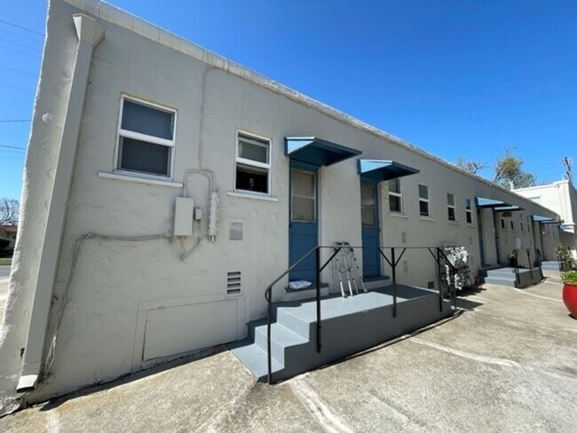 Building Photo - Charming, Studio Freshly Painted, move in ready