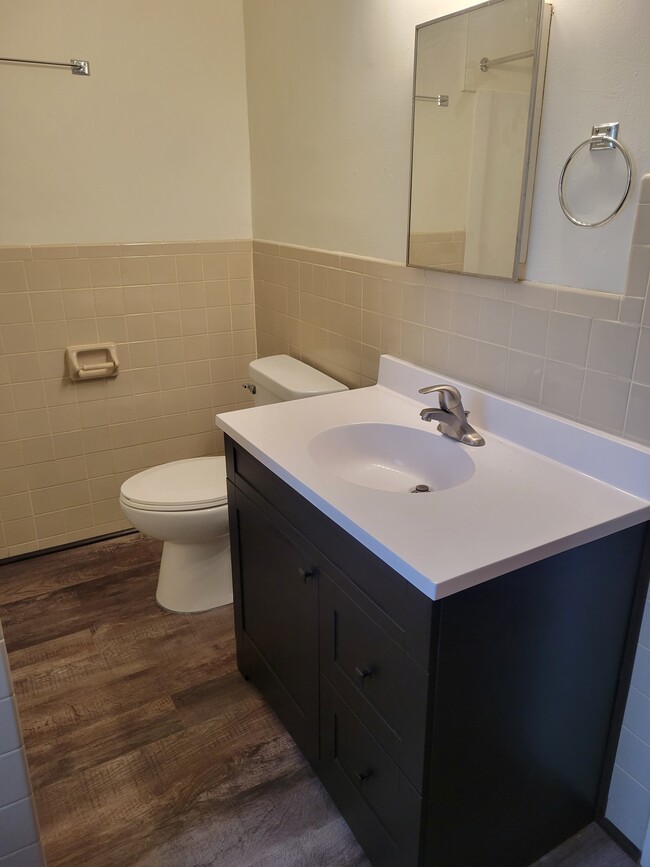 full bathroom - 821 Talma St