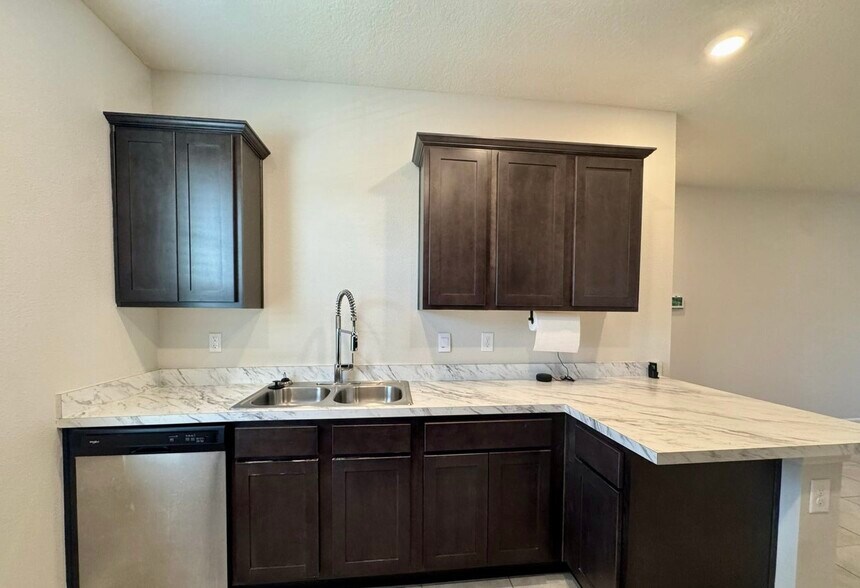 Building Photo - 3992 Village View Ln