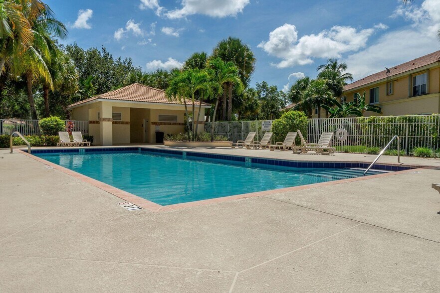 Building Photo - 213 River Bluff Ln