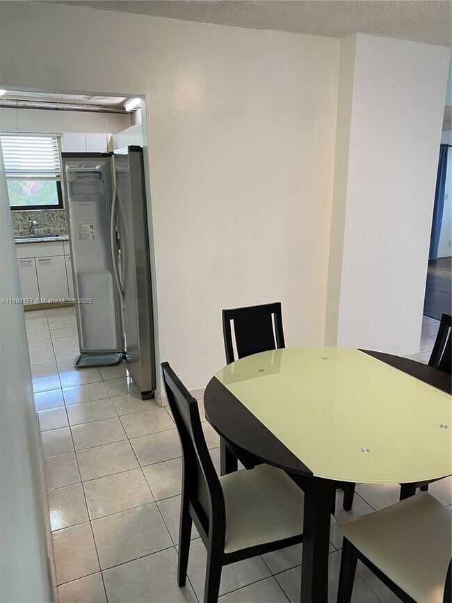 Building Photo - 1900 Diana Dr