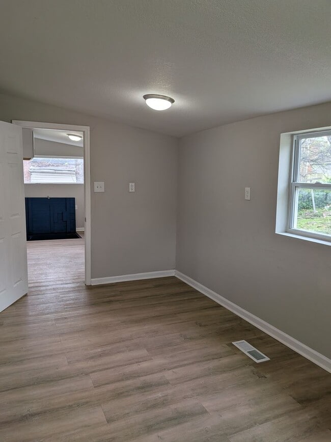 Building Photo - Cool 3 bed 2 bath House in Jeff City