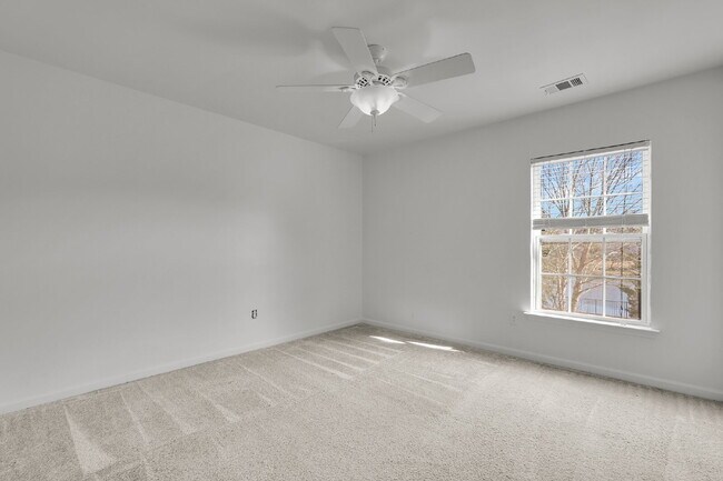 Building Photo - 3 Bedroom 2.5 bath home with 2 car garage located in Shadow Moss