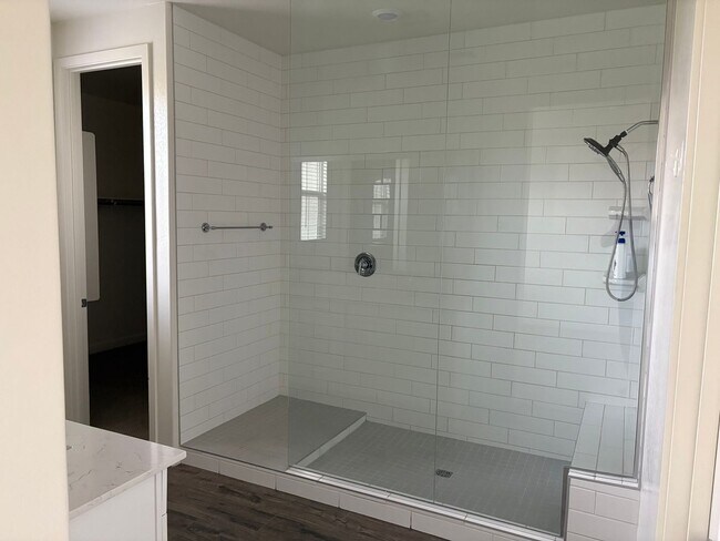 Building Photo - Modern 3-Bedroom + Loft + Den in Gated Pho...