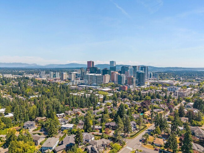 Building Photo - 4bd/4.75ba Bellevue House
