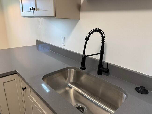 Building Photo - 451 N Montgomery St