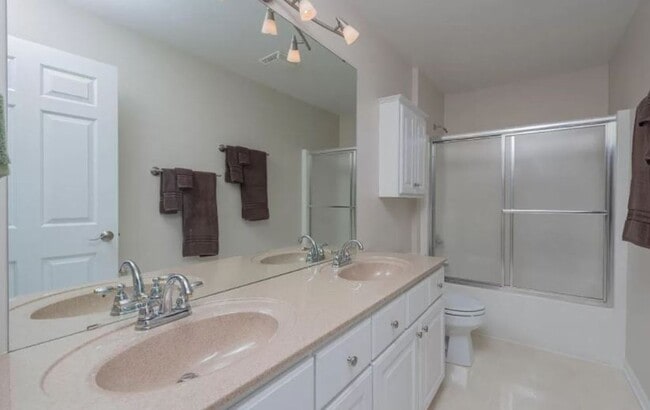 Building Photo - Beautiful large 4 bedroom Home