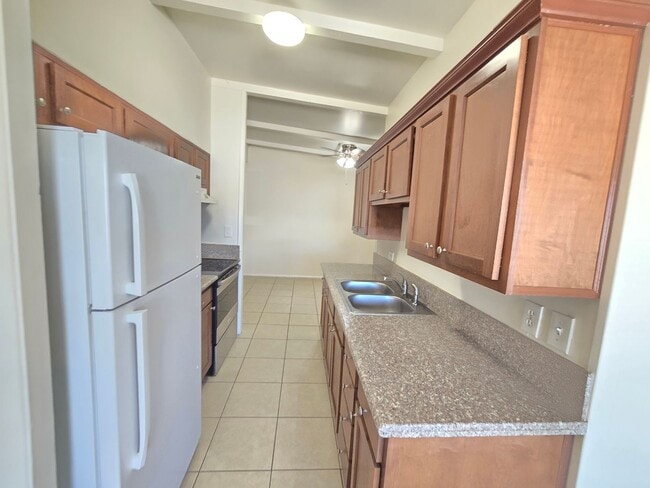 Building Photo - 2 Bed 1 Bath Spacious Apartment