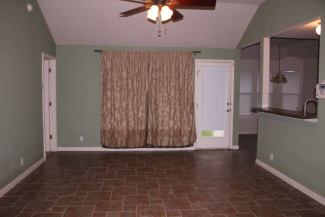 Building Photo - Open Floor Plan - Minutes to the Austin Airport