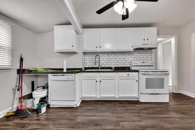 Building Photo - Adorable bungalow