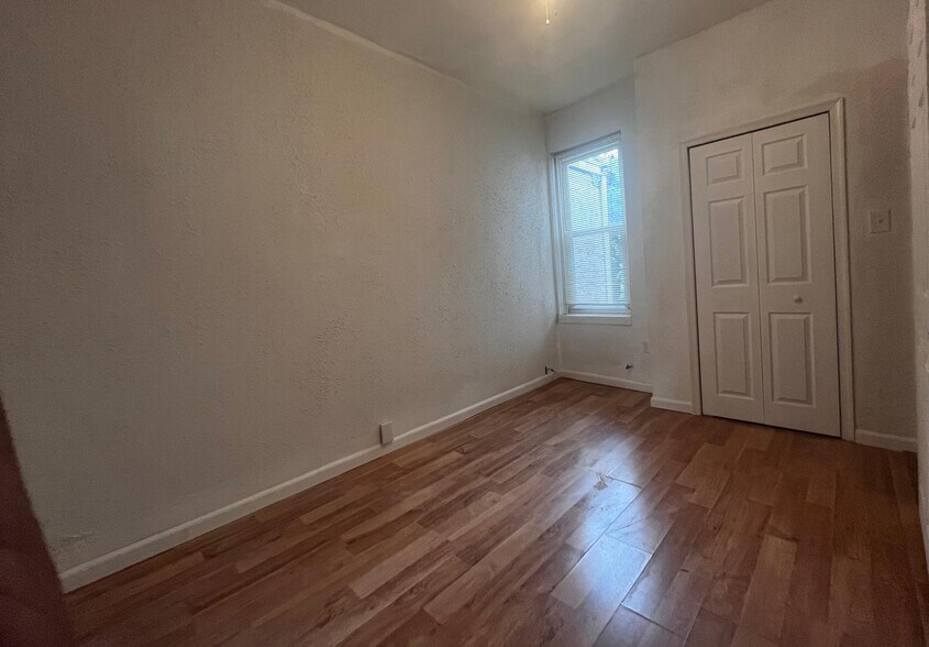 Bedroom 100 square feet - 1731 French St