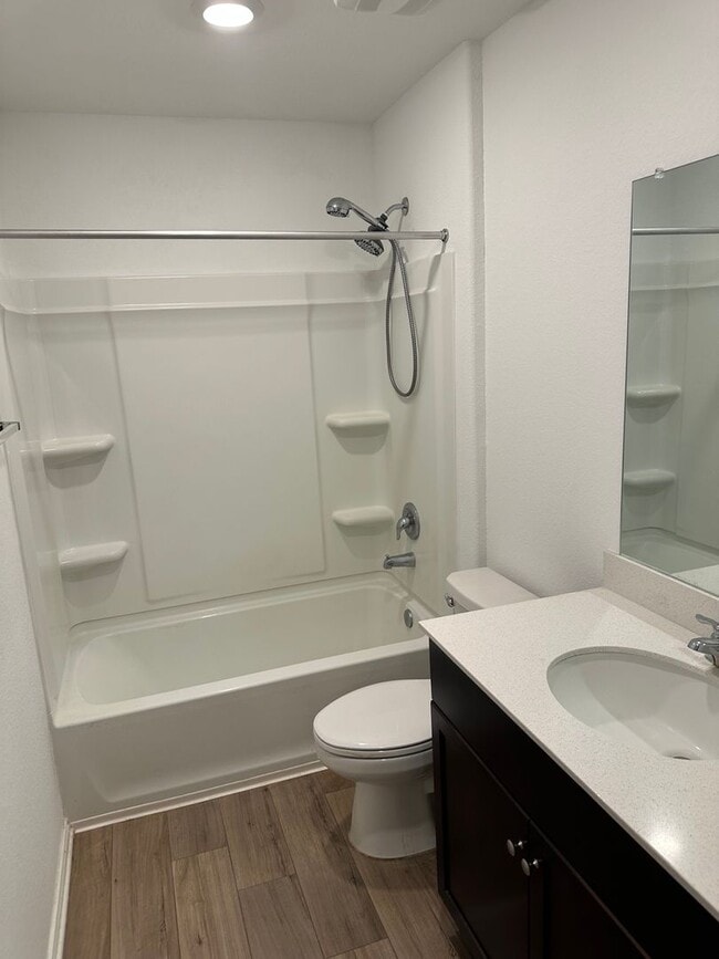 Building Photo - 3 bed 2 bath house with a fenced in backyard