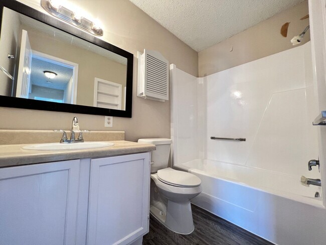 Building Photo - 2 Bedroom 2 Bath Apartment w/ Washer and Dryer Connections
