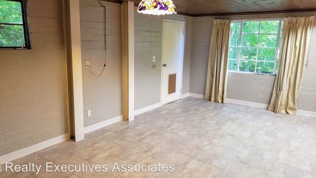 Building Photo - 3 br, 2 bath House - 3421 Maloney Road