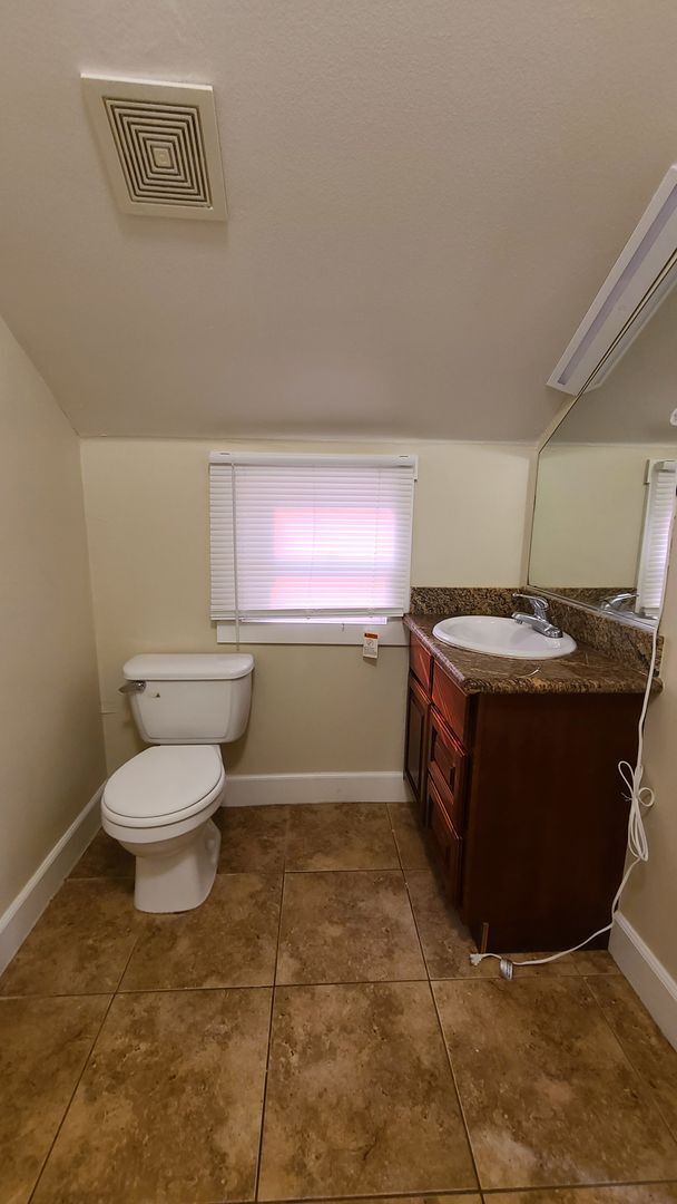 Building Photo - GREAT DOWNTOWN LOCATION!! GATED PARKING!
