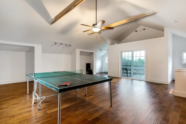 Building Photo - 4 Bedroom in Waterbury, VT Available on 7/1 (Furnished + Utilities included)