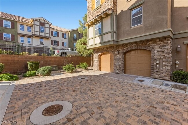 Building Photo - 2 Corte Belleza