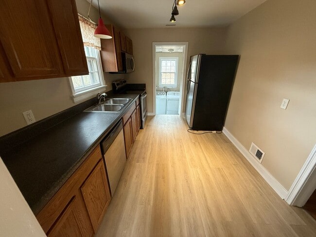 Building Photo - Great Opportunity in Lakeside area