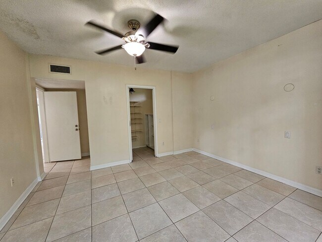 Building Photo - 6 Bedroom/3 Bath home in Black Acres
