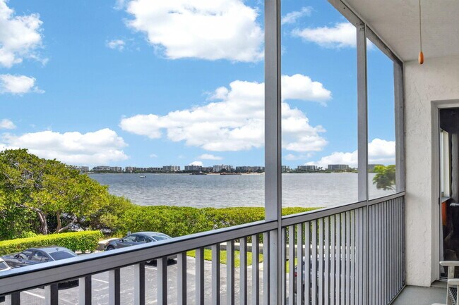 Building Photo - 1502 S Lakeside Dr