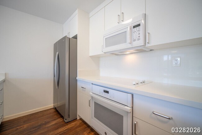 Building Photo - Convenient Honolulu Living – 1 Bedroom with Stunning Views!