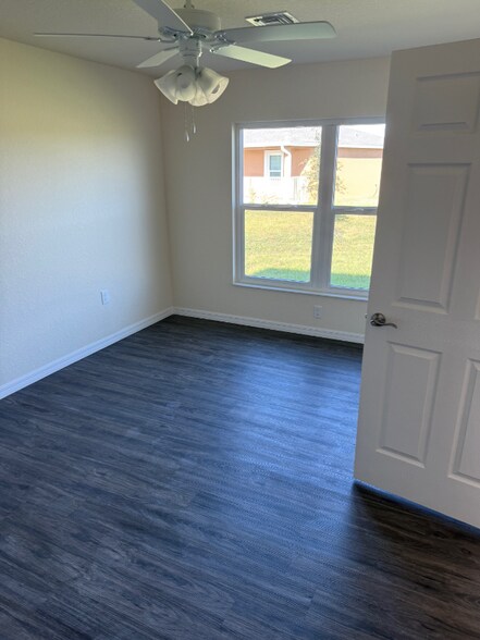 Building Photo - 1154 Capri Cir