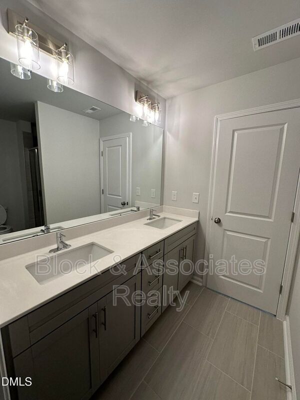 Building Photo - 608 Gimari Dr