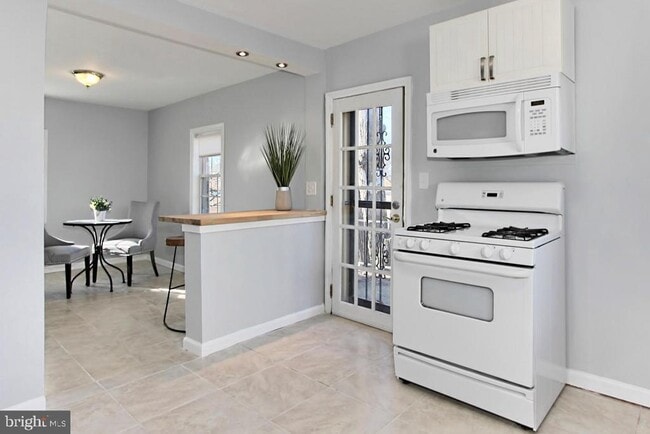 Building Photo - 2104 S Nelson St