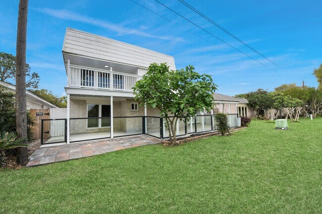 Building Photo - 5 Tiffany Square