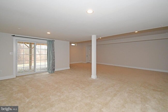 Building Photo - 136 Iron Hill Way