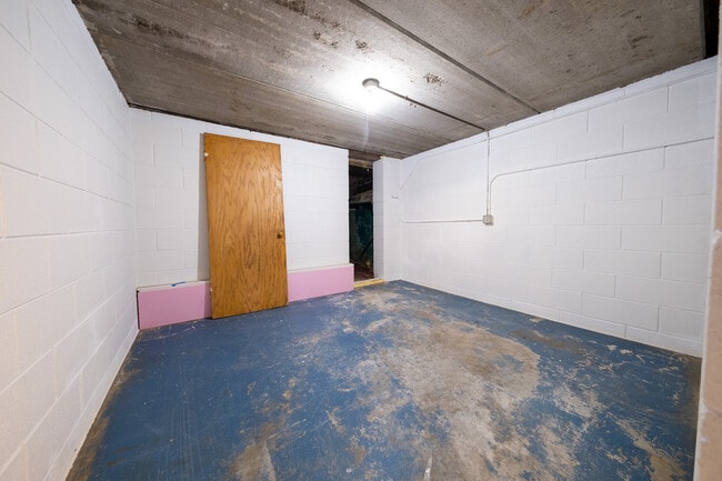 Building Photo - 22925 Oakdale Dr