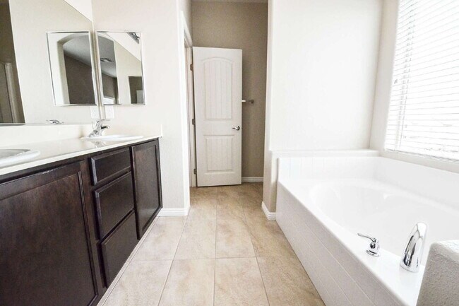 Building Photo - "Spacious 4-Bedroom Retreat with 2.5 Baths in Vibrant Las Vegas Locale!"