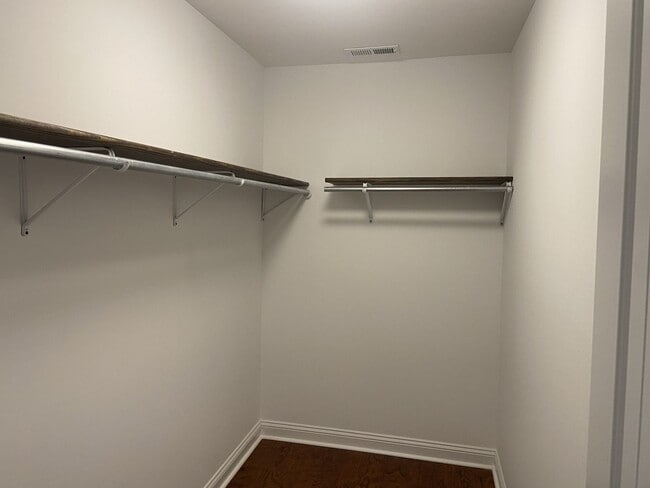 Building Photo - 4 bed, 3 bath, under $1900  Wow.