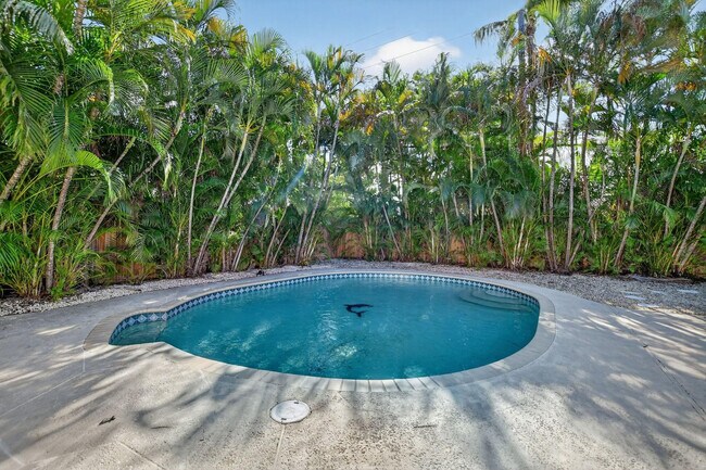 Building Photo - 954 SE 7th St