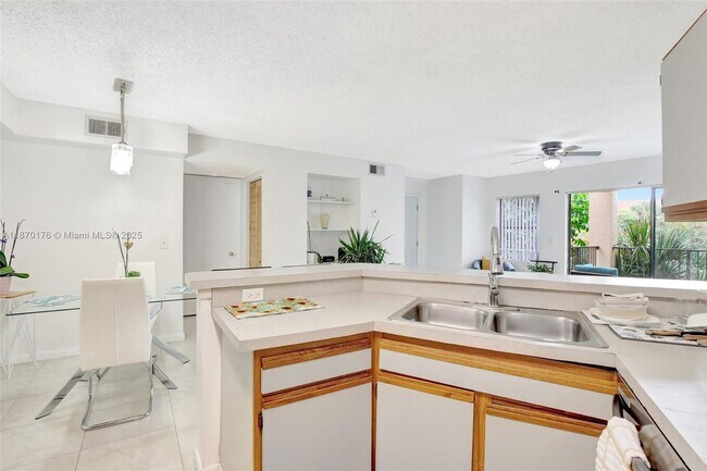 Building Photo - 9999 Summerbreeze Dr