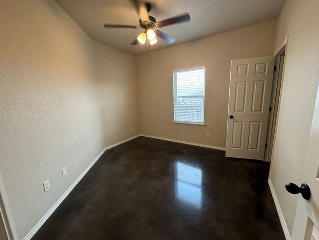 Building Photo - Beautiful 3x2 Duplex in New Braunfels, TX!