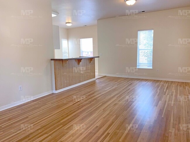 Building Photo - House on Howes!